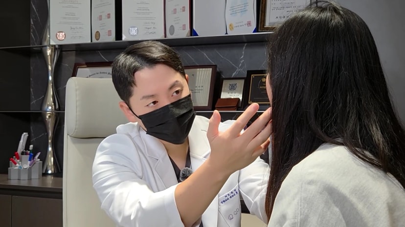 Dr. Sahyeok Hong seeing a patient at QD Clinic — photo 1