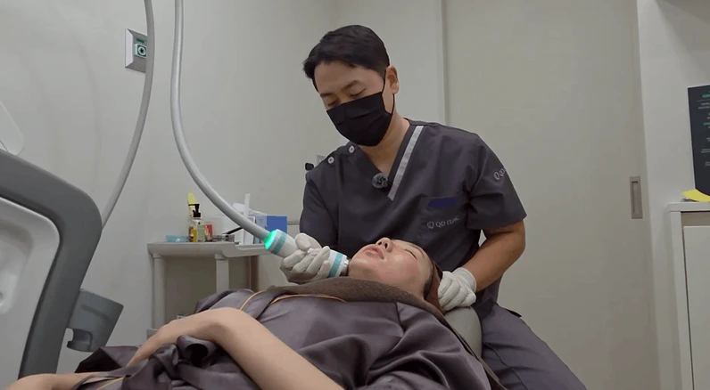Dr. Sahyeok Hong seeing a patient at QD Clinic — photo 2