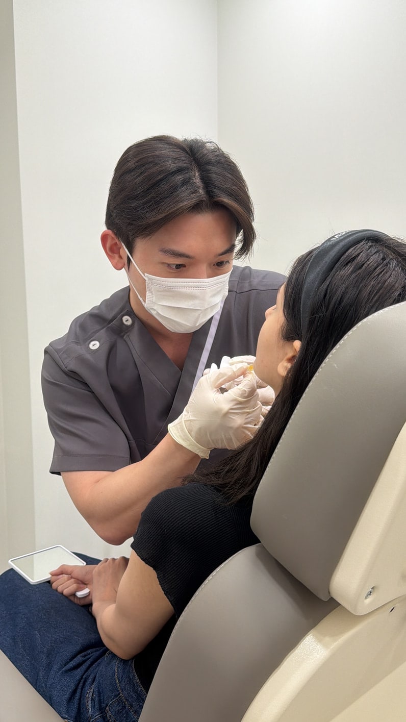 Dr. Junhyun Kim seeing a patient at QD Clinic — photo 3