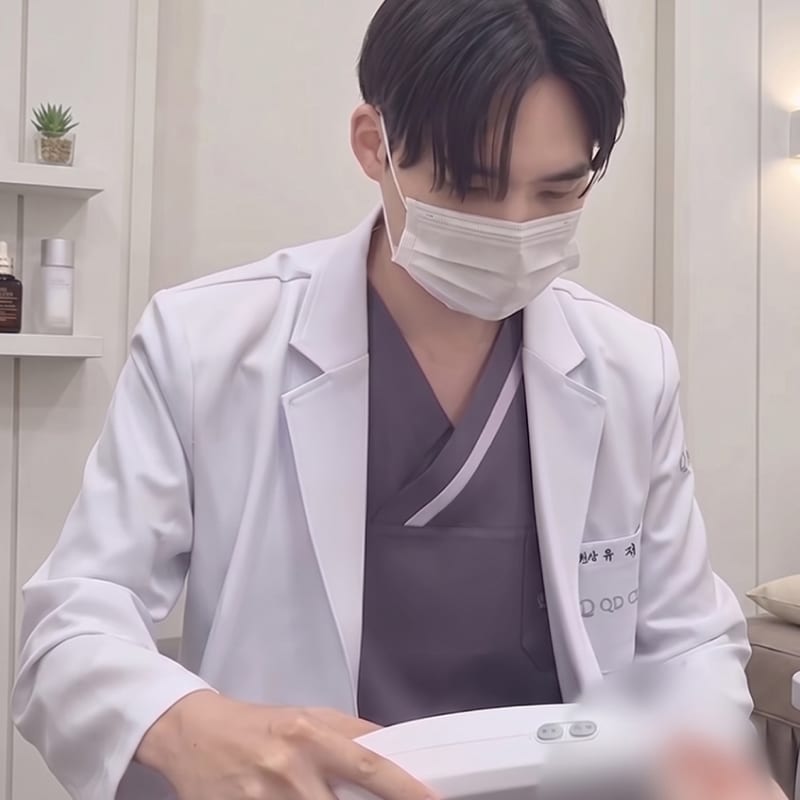 Dr. Jaewon Yoo seeing a patient at QD Clinic — photo 2